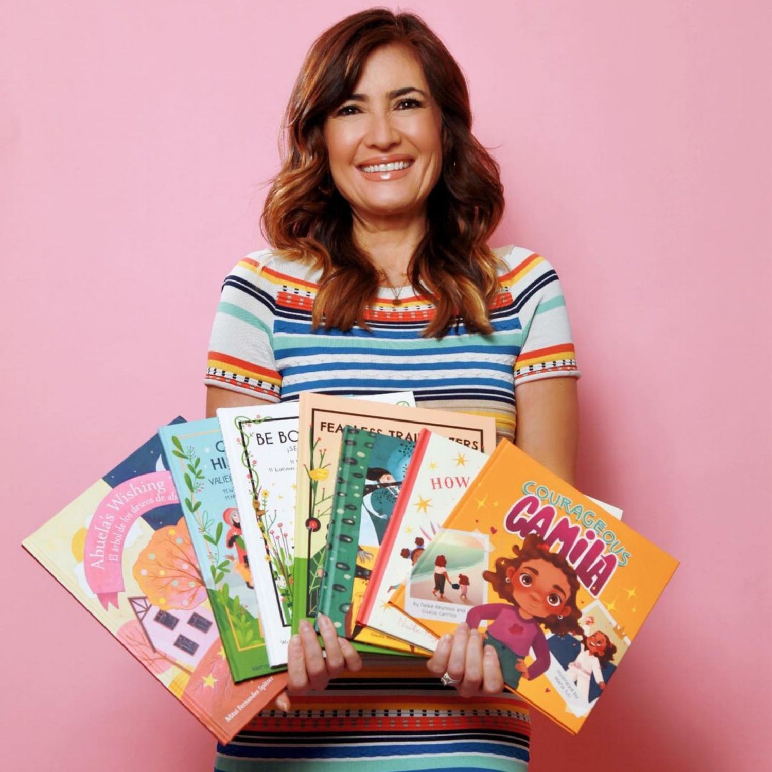 Naibe Reynoso Holding her Con Todo Press Book Libros